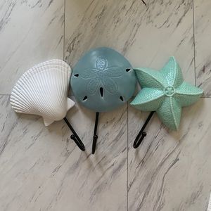 Set of three sea shell towel hooks